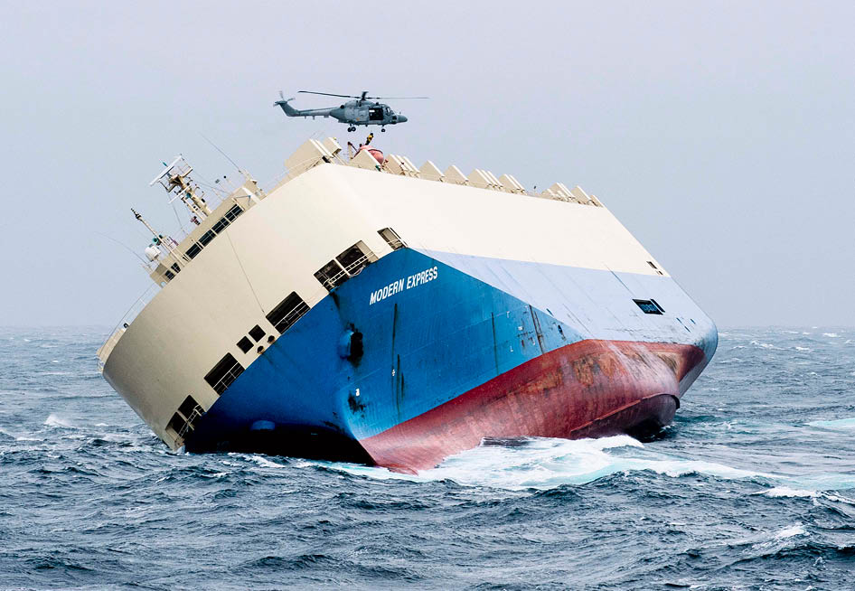 Un h licopt re Lynx vient h litreuiller l' quipe de l'entreprise Smit Salvage, sp cialiste dans le sauvetage de cargo en perdition, qui descende   bord du « Modern Express » pour pr parer la zone de travail, pour le remorquage avec le remorqueur espagnole “Centaurus" le lendemain.  Le b timent de commerce "Modern Express" est   la d rive au large des c tes fran aises, suite a une avarie et a l' vacuation de son  quipage. L'Abeille Bourbon ainsi que la Fr gate Anti-sous-marine (FASM) Primauguet arrivent sur zone avec les experts de la Marine Nationale, pour une  valuation de la situation.  Le Samedi 30 Janvier 2016 au large des c tes fran aises.